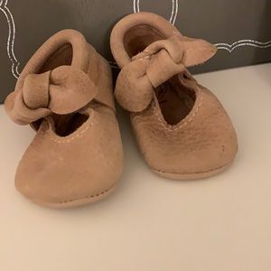 Freshly Picked Weathered Brown Knot Moccasin Sz4